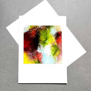Blanco wenskaart olijfgroen, rood en roze vierkant abstract notitiekaart foto van een pastel gemengd schilderij