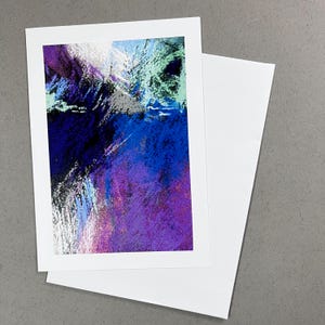 Tarjeta de felicitación en blanco con notas abstractas en azul y morado