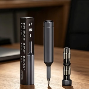 Könnte beinhalten: Ein schwarzes 27-in-1 Schraubendreher-Set. Das Set enthält einen Schraubendreher, eine Box mit dem Text "27 IN 1" und eine Liste von Bit-Typen sowie einen Ständer mit verschiedenen Schraubendreher-Bits.