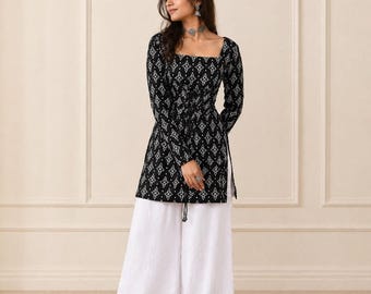 Kurti estivo con scollo quadrato in cotone Chanderi nero stampato, fatto a mano.