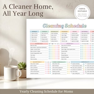 Op de afbeelding: Een printbaar schoonmaakschema met de titel Cleaning Schedule in pastelkleuren. Het document bevat dagelijkse, wekelijkse, maandelijkse, driemaandelijkse en jaarlijkse takenlijsten met selectievakjes. Tekst bevat A Cleaner Home, All Year Long.