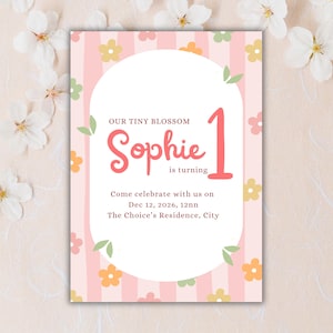 Puede incluir: Una invitación de cumpleaños floral rosa y blanca con el texto "OUR TINY BLOSSOM Sophie is turning 1". La invitación tiene un fondo a rayas y detalles florales.
