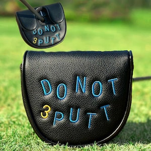 Pu&ograve; includere: Copertura per putter da golf in pelle nera con la scritta ricamata "DO NOT 3 PUTT" in blu e giallo. La copertura &egrave; progettata per proteggere la testa del putter e presenta una chiusura magnetica.