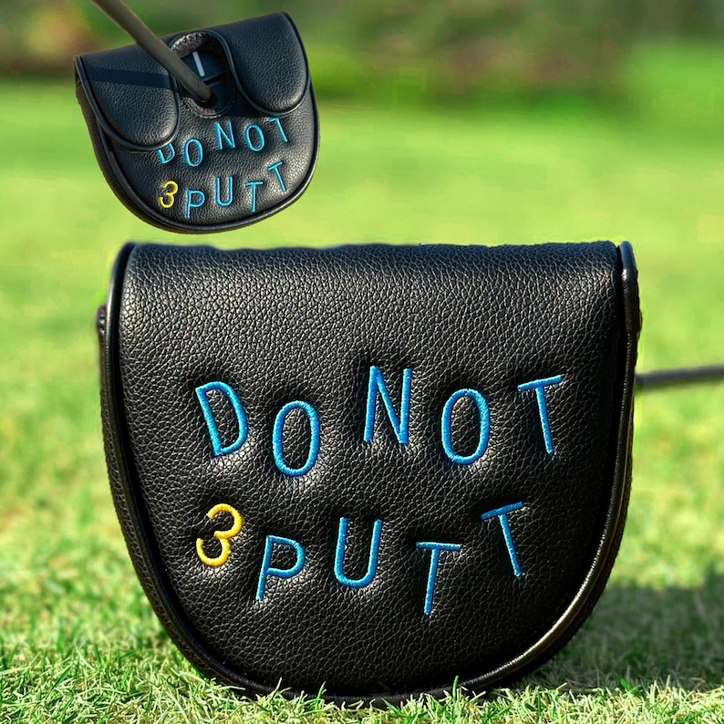 Pu&ograve; includere: Copertura per putter da golf in pelle nera con la scritta ricamata "DO NOT 3 PUTT" in blu e giallo. La copertura &egrave; progettata per proteggere la testa del putter e presenta una chiusura magnetica.