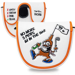 Może przedstawiać: Biała osłona gł&oacute;wki kija golfowego z pomarańczowymi wykończeniami i czarnymi akcentami. Jedna osłona zawiera tekst "The 19th Hole" i listę wynik&oacute;w w golfie. Druga osłona ma postać z kresk&oacute;wki butelki z kijem golfowym i tekstem "NO MORE 3 PUTTS IM IN THE BAR."