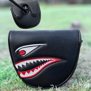 Pu&ograve; includere: Copertura per la testa della mazza da golf nera con un design a bocca di squalo. La copertura presenta un occhio bianco con pupilla rossa e una bocca frastagliata rossa e bianca. La copertura &egrave; realizzata in materiale strutturato.