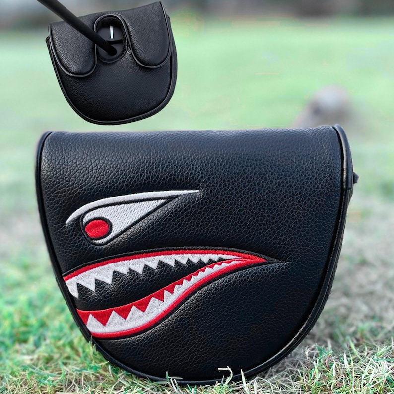 Pu&ograve; includere: Copertura per la testa della mazza da golf nera con un design a bocca di squalo. La copertura presenta un occhio bianco con pupilla rossa e una bocca frastagliata rossa e bianca. La copertura &egrave; realizzata in materiale strutturato.