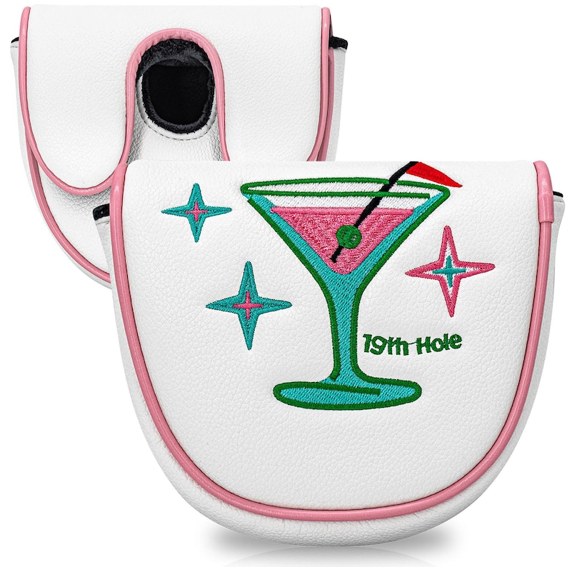 Puede incluir: Funda blanca para la cabeza del palo de golf con ribete rosa y dise&ntilde;o de c&oacute;ctel. La funda presenta un vaso de martini bordado con una bebida rosa, una aceituna y una bandera roja. Las palabras "19th Hole" tambi&eacute;n est&aacute;n bordadas.
