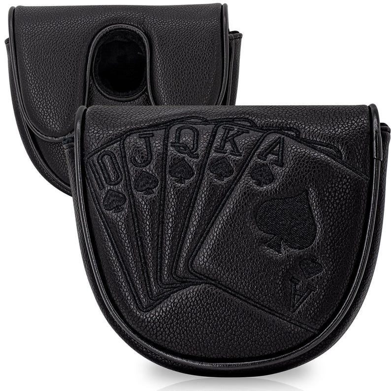 Puede incluir: Funda negra para putter de golf con superficie texturizada. La funda presenta un dise&ntilde;o bordado de una mano de p&oacute;quer, incluyendo el diez, la jota, la reina, el rey y el as de picas. Tiene cierre magn&eacute;tico y apertura redonda.