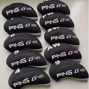 Könnte beinhalten: Eine Sammlung schwarzer Golfschlägerhauben mit weißem Schriftzug "PING G 425". Jede Haube ist mit einer Nummer oder einem Buchstaben versehen. Die Hauben sind in einer ordentlichen Anordnung präsentiert.