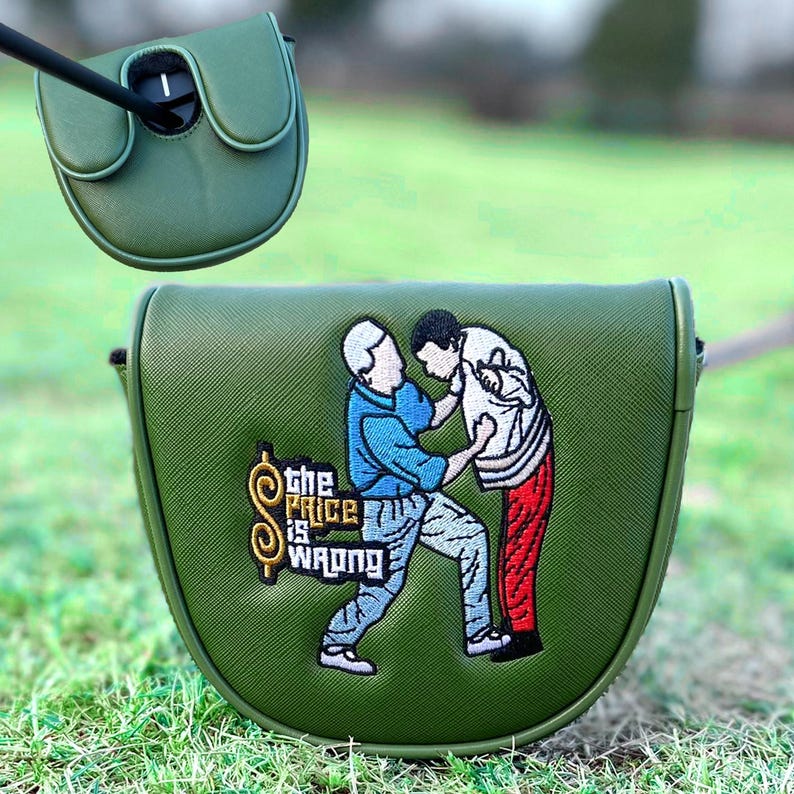 Może przedstawiać: Zielona osłona na putter golfowy z zabawnym haftowanym wzorem. Wz&oacute;r przedstawia dwie postacie w pozie wrestlingu z napisem "the price is wrong" w złotym i białym kolorze. Osłona wykonana jest z teksturowanego materiału.