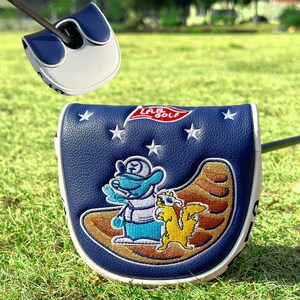 Pu&ograve; includere: Una copertura per la testa del putter da golf blu navy e bianca con un design a cartoni animati. La copertura presenta un'anatra e uno scoiattolo su una superficie marrone, con stelle e la scritta "LAB Golf". La copertura &egrave; in pelle.