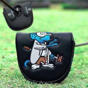 Pu&ograve; includere: Copertura per la testa del putter da golf in pelle nera con un design a forma di topo dei cartoni animati in blu, bianco e marrone. Il topo indossa un cappello e tiene in mano una mazza da golf. &Egrave; visibile una seconda copertura per putter nera.