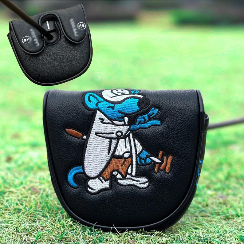 Pu&ograve; includere: Copertura per la testa del putter da golf in pelle nera con un design a forma di topo dei cartoni animati in blu, bianco e marrone. Il topo indossa un cappello e tiene in mano una mazza da golf. &Egrave; visibile una seconda copertura per putter nera.