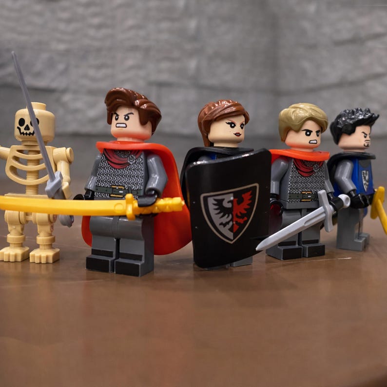 Puede incluir: Un conjunto de minifiguras de Lego que representan caballeros medievales y un guerrero esqueleto. Las figuras visten armaduras, capas y cascos, empu&ntilde;ando espadas y escudos. La paleta de colores incluye gris, rojo, amarillo y negro.