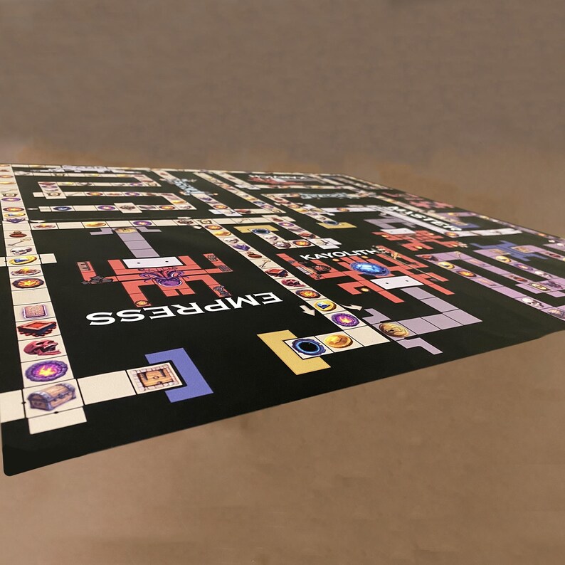 Puede incluir: Un tapete de juego negro con un dise&ntilde;o de mapa detallado. El tapete presenta un dise&ntilde;o laber&iacute;ntico con varios s&iacute;mbolos y la palabra "EMPRESS" en blanco. La combinaci&oacute;n de colores incluye acentos rojos, morados y dorados.
