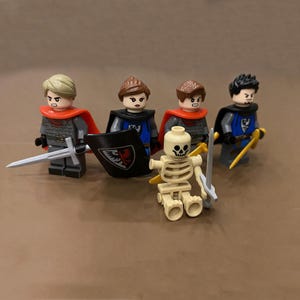 Puede incluir: Cuatro minifiguras de Lego: tres caballeros y un esqueleto. Los caballeros visten armaduras, capas y cascos, y portan espadas y escudos. La figura del esqueleto tiene aspecto de hueso y sostiene una espada y un bast&oacute;n.