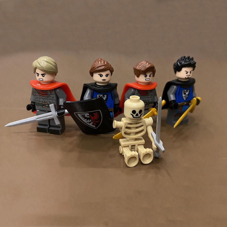 Puede incluir: Cuatro minifiguras de Lego: tres caballeros y un esqueleto. Los caballeros visten armaduras, capas y cascos, y portan espadas y escudos. La figura del esqueleto tiene aspecto de hueso y sostiene una espada y un bast&oacute;n.