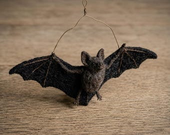 Ornement chauve-souris en feutre aiguilleté, décoration à suspendre chauve-souris en feutre de laine fait main, décoration chauve-souris d'Halloween, cadeau gothique boisé à suspendre