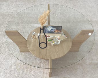 Mesa de centro de cristal templado con estantes de madera, solución de almacenamiento moderna para el salón.