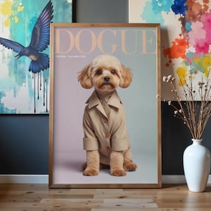 Puede incluir: Una impresión de arte mural enmarcada que muestra a un caniche de color marrón claro con una gabardina de color tostado. La parte superior de la impresión muestra el texto DOGUE en letras mayúsculas grandes con el texto First Issue September 2026.