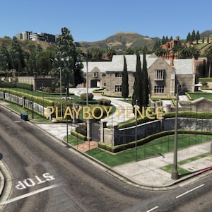 Könnte beinhalten: Luftaufnahme eines großen Herrenhauses mit langer Auffahrt und dem Schriftzug "PLAYBOY FENCE". Das Anwesen ist von einem hohen Zaun und üppigem Grün umgeben, mit Hügeln im Hintergrund.