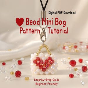 Könnte beinhalten: Ein Mini-Taschen-Muster-Tutorial aus Perlen. Die kleine Tasche ist weiß mit einem roten Herzmuster. Die Tasche ist an einer schwarzen Kordel befestigt. Der Text auf dem Bild lautet "Bead Mini Bag Pattern Tutorial" und "Step-by-Step Guide Beginner Friendly."
