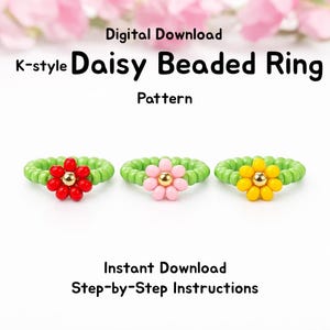 Puede incluir: Tres anillos de cuentas con diseños de flores de margarita. Los anillos tienen bandas de cuentas verdes y centros de flores en rojo, rosa y amarillo. La imagen incluye el texto "K-style Daisy Beaded Ring Pattern" y "Instant Download Step-by-Step Instructions."