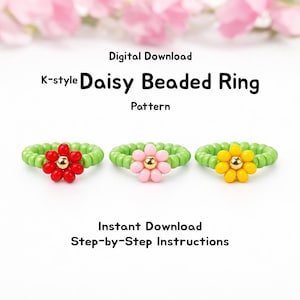 以下が含まれることがあります： デイジーの花のデザインのビーズリングが3つ。リングは緑色のビーズバンドと、赤、ピンク、黄色の花のセンターがあります。画像には「K-style Daisy Beaded Ring Pattern」と「Instant Download Step-by-Step Instructions」の文字が含まれています。