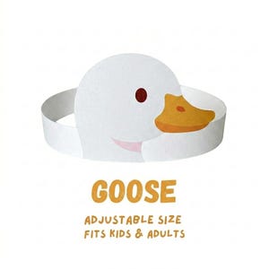 Puede incluir: Una corona de papel blanco con un diseño de cabeza de ganso, un pico amarillo y un ojo oscuro. El texto debajo dice GOOSE, ADJUSTABLE SIZE, FITS KIDS & ADULTS. La banda es circular y blanca, diseñada para usarse como accesorio de disfraz.