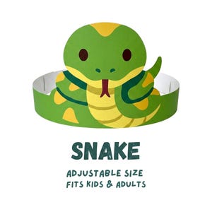 Puede incluir: Una corona de papel verde con una ilustración de serpiente de dibujos animados con manchas amarillas y una lengua roja. El texto debajo dice SNAKE ADJUSTABLE SIZE FITS KIDS & ADULTS. La banda es verde con interior blanco y pestañas.