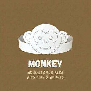 Könnte beinhalten: Eine weiße Papier-Affenkrone mit einer schwarzen Umrandung eines Affengesichts. Der Text "MONKEY" befindet sich unter der Krone, darunter "ADJUSTABLE SIZE FITS KIDS & ADULTS". Der Hintergrund ist einfarbig braun.