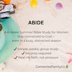 Op de afbeelding: Afbeelding met het woord "ABIDE" in het zwart. De tekst eronder promoot een 6 weken durende zomerbijbelstudie. Een turquoise zonnehoed, camera en schelpen liggen op een zanderige ondergrond. De tekst bevat ook "Eenvoudige wekelijkse groepsstudie."