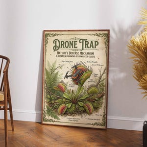 Puede incluir: Un póster de pared rectangular con una ilustración botánica de una planta Venus atrapamoscas capturando un pequeño dron. El texto dice DRONE TRAP, NATURE'S DEFENSE MECHANISM, A BOTANICAL DRAWING OF UNWANTED GUESTS, e incluye varias etiquetas señalando partes.