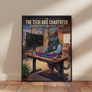 Può includere: Un poster incorniciato intitolato THE TECH BRO CHARTREUX YOUR DAILY DOSE OF CODE, COFFEE, & CATNIP che raffigura un gatto Certosino grigio con occhiali e gilet, in piedi davanti a una scrivania con monitor, tastiera e tazze di caffè.