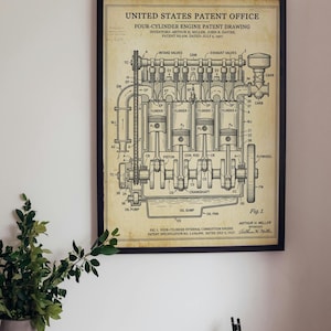 Puede incluir: Una lámina de patente enmarcada de estilo vintage titulada United States Patent Office Four-Cylinder Engine Patent Drawing, con fecha del 5 de julio de 1927. La ilustración técnica muestra componentes del motor sobre un fondo beige.