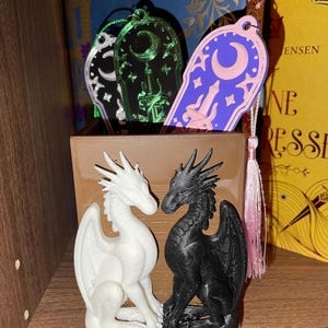Romantic-inspired dragon bookmark pot
