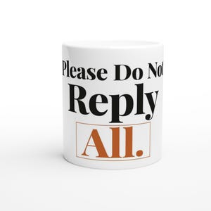 以下が含まれることがあります： 「Please Do Not Reply All.」の黒い文字と、茶色の枠で囲まれた「ALL.」がプリントされた白いセラミックマグカップ。 円筒形で、シンプルでクリーンなデザインです。