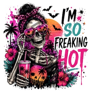 Può includere: Grafica colorata con uno scheletro con occhiali da sole a forma di cuore, una fascia rosa e una bevanda. L'immagine include palme, fiori di ibisco, pipistrelli e il testo "I'M SO FREAKING HOT" in verde acqua e rosa.