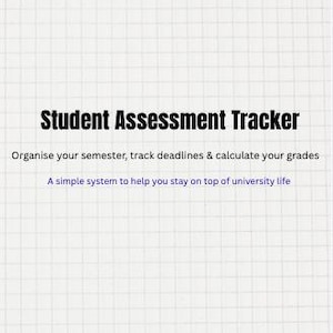 Puede incluir: Un cuaderno blanco con un patrón de cuadrícula. El título "Student Assessment Tracker" está en negrita negra. Debajo, el texto dice: "Organiza tu semestre, realiza un seguimiento de los plazos y calcula tus calificaciones." y "Un sistema sencillo para ayudarte a mantenerte al día en la vida universitaria."