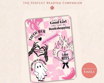 Könnte beinhalten: Ein rechteckiger Kindle-Einsatz mit einem rosa-weiß karierten Hintergrund und verschiedenen Grafiken, darunter Skeletthände, die ein Herz bilden, ein Geist, ein brennendes Herz mit der Aufschrift Love Bites und der Text Call Me A Good Girl And Take Me Bookshopping.