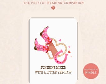 Könnte beinhalten: Ein rechteckiger Kindle-Einsatz mit einer Grafik aus rosa Cowboystiefeln mit Herzmustern, einem aufgerollten Seil und einem rosa Hufeisen. Der Text lautet: "SUNSHINE MIXED WITH A LITTLE YEE-HAW". Das Design enthält kleine Herzen auf weißem Grund.