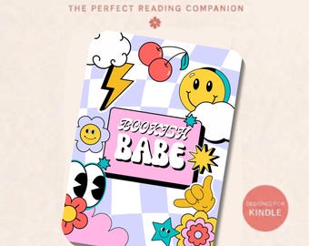 Könnte beinhalten: Ein rechteckiger Kindle-Einsatz mit einem hellvioletten und weißen Schachbrettmuster-Hintergrund, verziert mit bunten Aufklebern wie Kirschen, einem Blitz, einem Smiley, Blumen und Sternen. Der mittlere Text lautet BOOKISH BABE in Weiß.