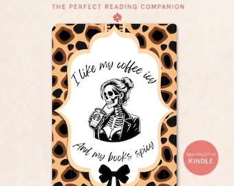 Op de afbeelding: Een rechthoekige Kindle-inzet met een luipaardprint rand en een wit label in het midden. Het label toont een zwart-witte illustratie van een skelet dat koffie drinkt, met de tekst I like my coffee icy and my books spicy.