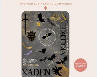 Op de afbeelding: Een rechthoekige Kindle-inzet met een donkergrijze marmeren achtergrond, zwarte draak-silhouetten, gouden zwaardiconen en tekst waaronder "I WILL NOT DIE TODAY," "WING LEADER," "VIOLENCE," "My house. My Chair. My woman." en "XADEN RIORSON."