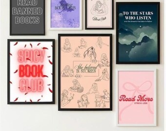 Könnte beinhalten: Eine Galerie-Wand mit sieben gerahmten Drucken zum Thema Literatur. Die Bilder enthalten Texte wie Read Banned Books, Fantasy Book Club, Late Night Book Club, To The Stars Who Listen, Spicy Book Club, She Believed In Stories und Read More Stress Less.