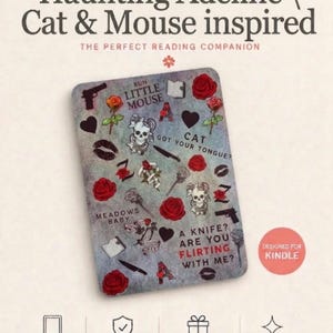Op de afbeelding: Een rechthoekige Kindle-inzet met een grijze textuurachtergrond en diverse illustraties waaronder rode rozen, schedels, messen, pistolen, lippen en harten. De tekst bevat "RUN LITTLE MOUSE," "CAT GOT YOUR TONGUE?," "MEADOWS BABY" en "A KNIFE? ARE YOU FLIRTING WITH ME?"