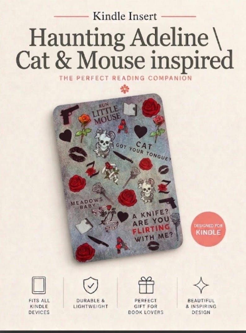 Op de afbeelding: Een rechthoekige Kindle-inzet met een grijze textuurachtergrond en diverse illustraties waaronder rode rozen, schedels, messen, pistolen, lippen en harten. De tekst bevat "RUN LITTLE MOUSE," "CAT GOT YOUR TONGUE?," "MEADOWS BABY" en "A KNIFE? ARE YOU FLIRTING WITH ME?"