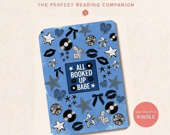 Könnte beinhalten: Ein rechteckiger Kindle-Einsatz mit hellblauem Hintergrund und einem Muster aus dunkelblauen Sternen, Herzen, Schleifen, Schallplatten, Discokugeln und Lippenabdrücken. Ein zentrales dunkelblaues Quadrat enthält den weißen Text ALL BOOKED UP BABE.