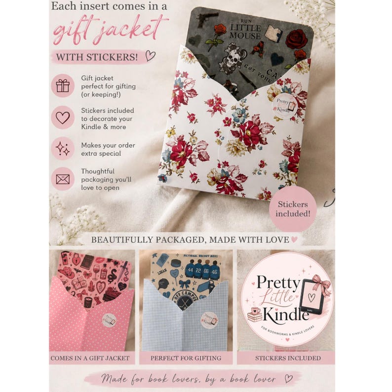 Op de afbeelding: Een bloemrijke cadeau-envelop met een donkergrijze insteekkaart met diverse kleine illustraties, waaronder een schedel, rozen en de tekst "RUN LITTLE MOUSE GOT YOUR CA". Daaronder twee extra enveloppen met patronen en een ronde logosticker.